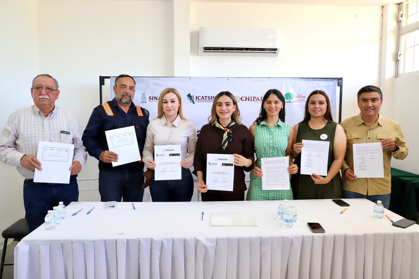 ¡Seguimos transformando vidas en Choix con clausura masiva de cursos y firma de convenio con Minera Xochipala Gold!