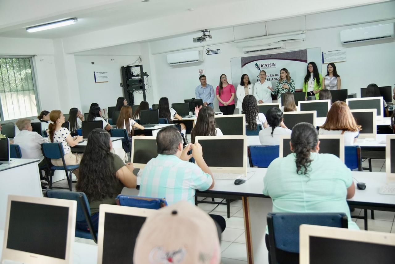 ¡Celebramos el esfuerzo y la dedicación de 20 estudiantes de la Preparatoria UAS Angostura!