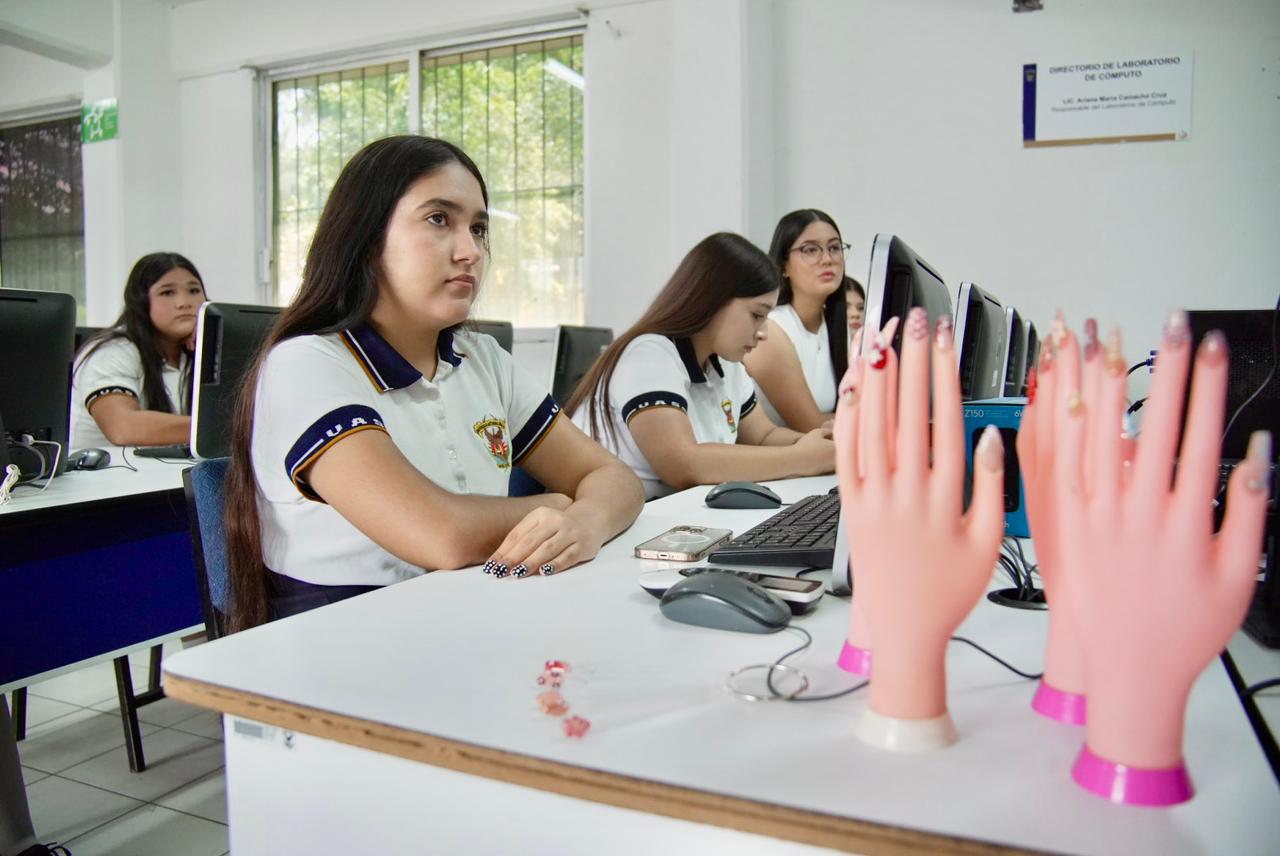 ¡Celebramos el esfuerzo y la dedicación de 20 estudiantes de la Preparatoria UAS Angostura!