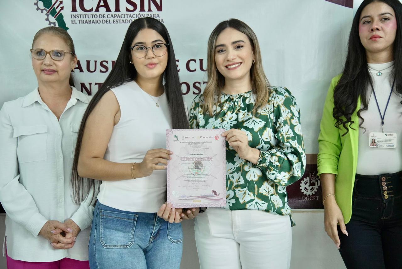 ¡Celebramos el esfuerzo y la dedicación de 20 estudiantes de la Preparatoria UAS Angostura!