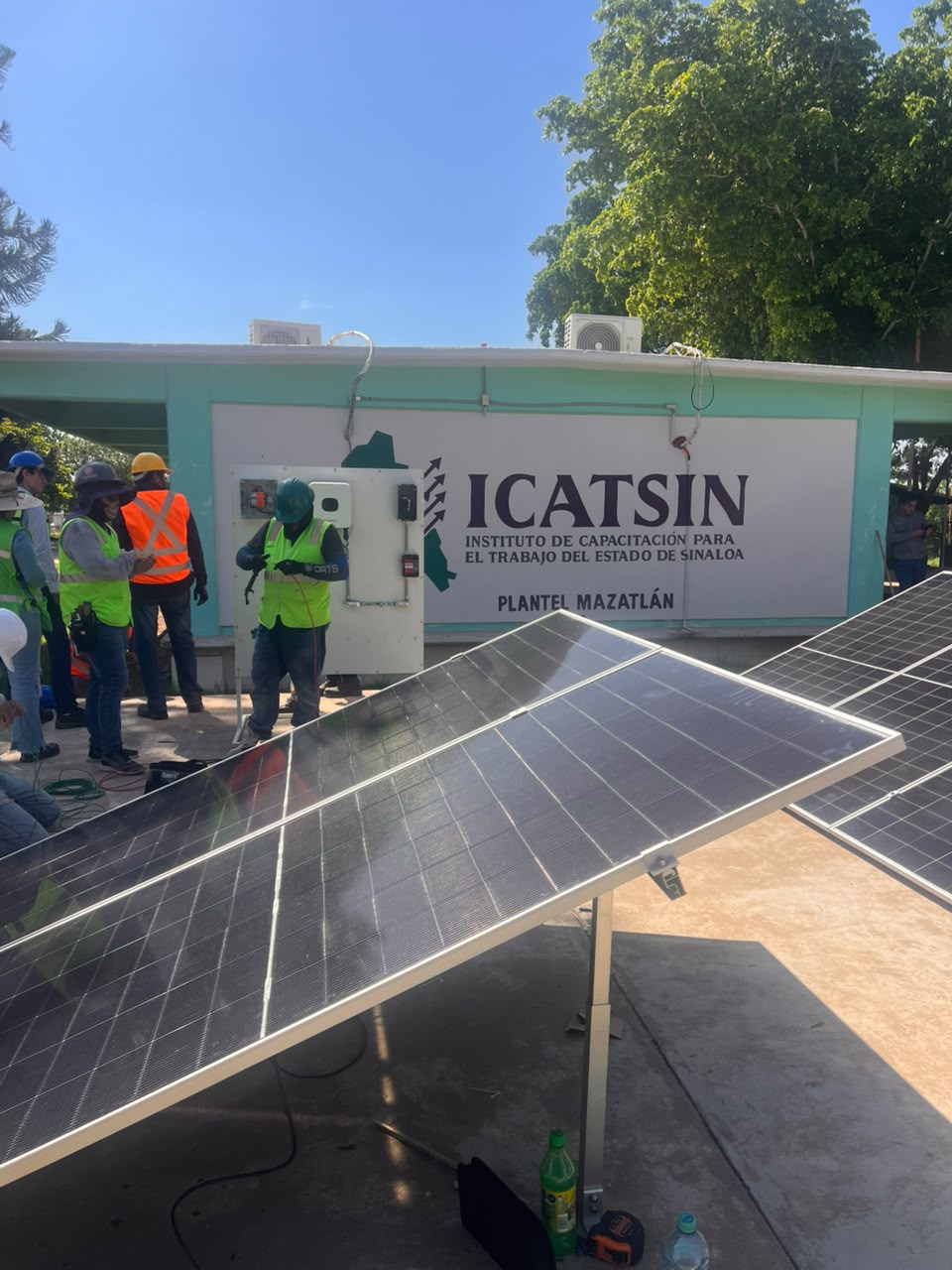 ¡Felicitaciones a los graduados! ¡Más talento para la energía del futuro!