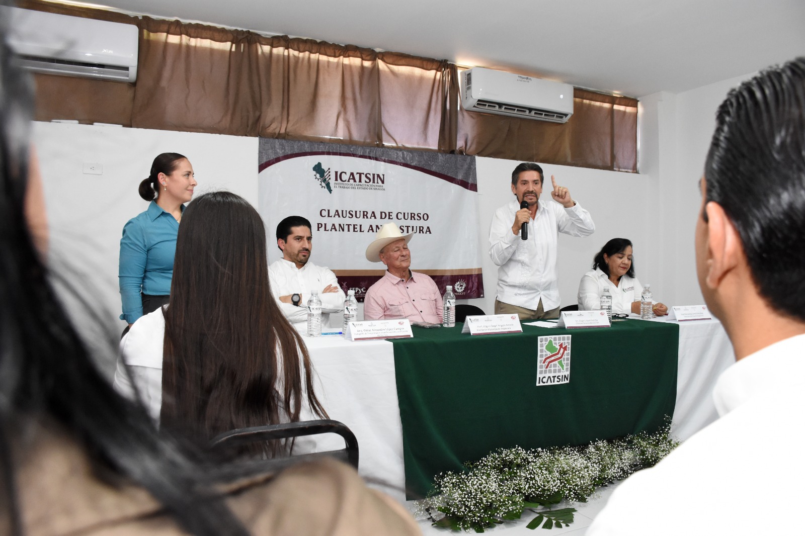 DIRECTOR GENERAL DE ICATSIN CLAUSURA CURSOS EN PLANTEL ANGOSTURA