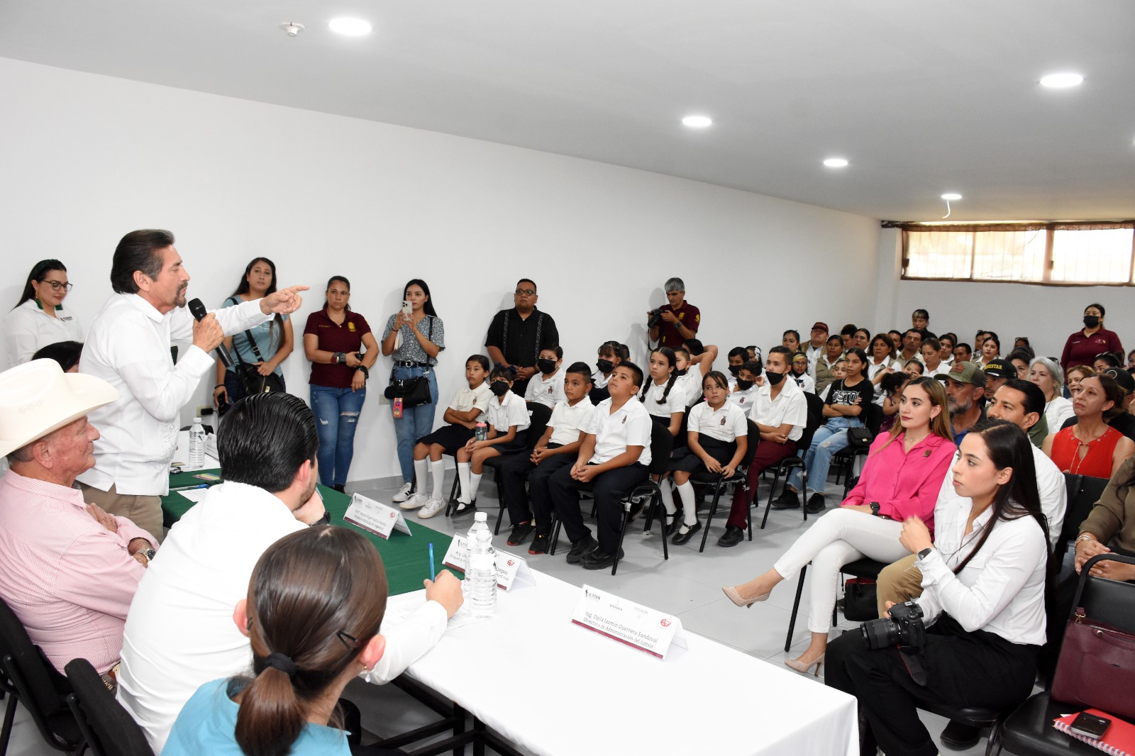 DIRECTOR GENERAL DE ICATSIN CLAUSURA CURSOS EN PLANTEL ANGOSTURA