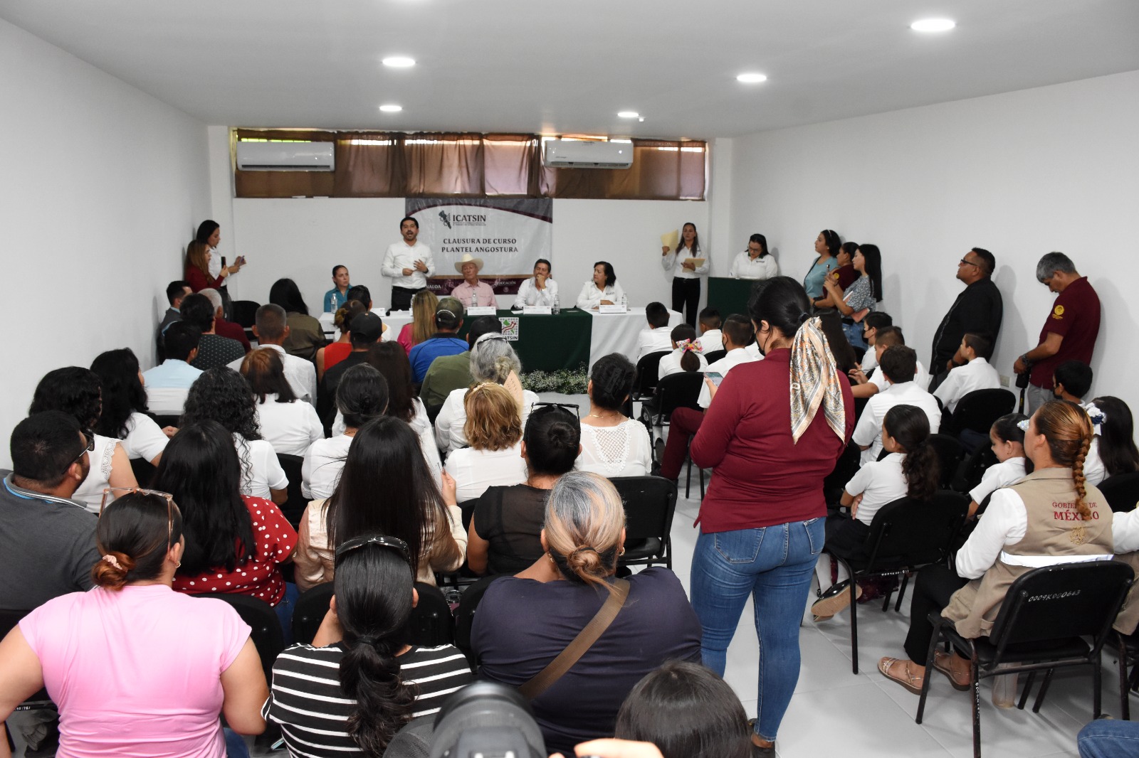 DIRECTOR GENERAL DE ICATSIN CLAUSURA CURSOS EN PLANTEL ANGOSTURA