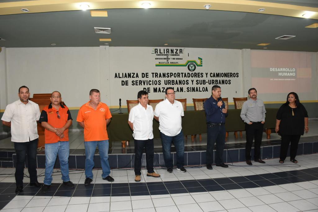 ICATSIN CAPACITA A CHOFERES DEL TRANSPORTE PÚBLICO DE MAZATLÁN