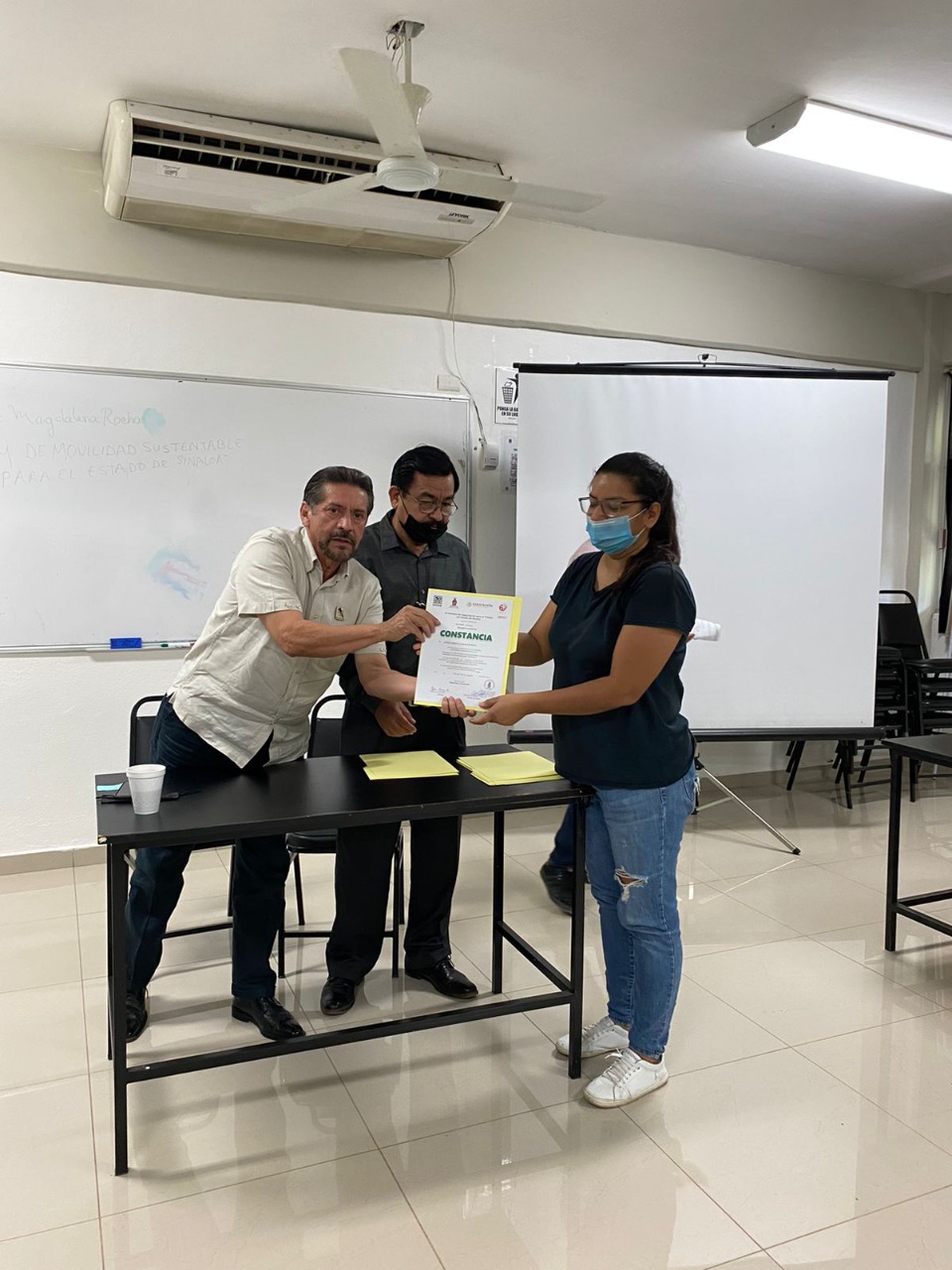 ICATSIN ENTREGA CONSTANCIAS DE CAPACITACIÓN A TRANSPORTISTAS