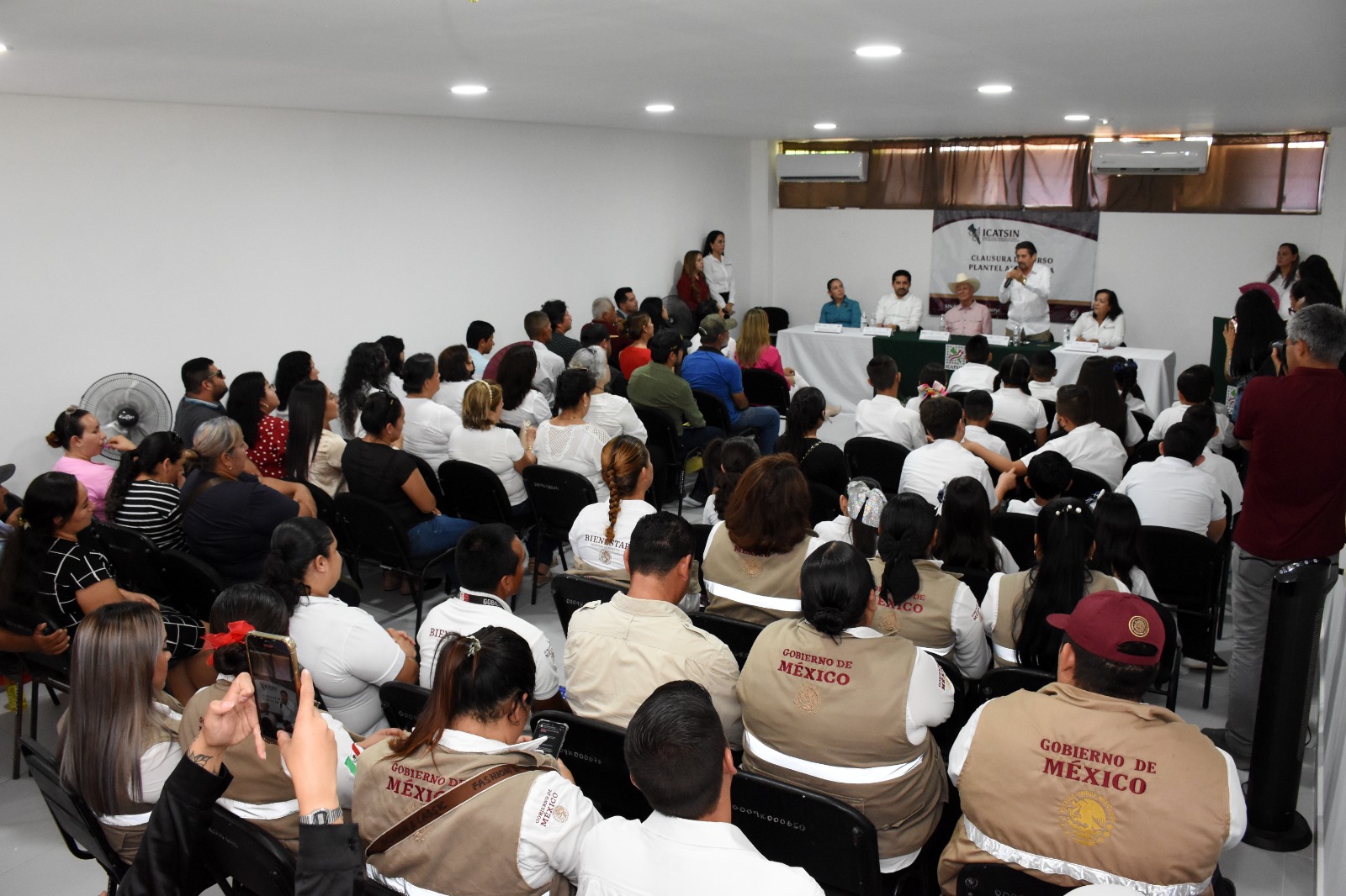 DIRECTOR GENERAL DE ICATSIN CLAUSURA CURSOS EN PLANTEL ANGOSTURA