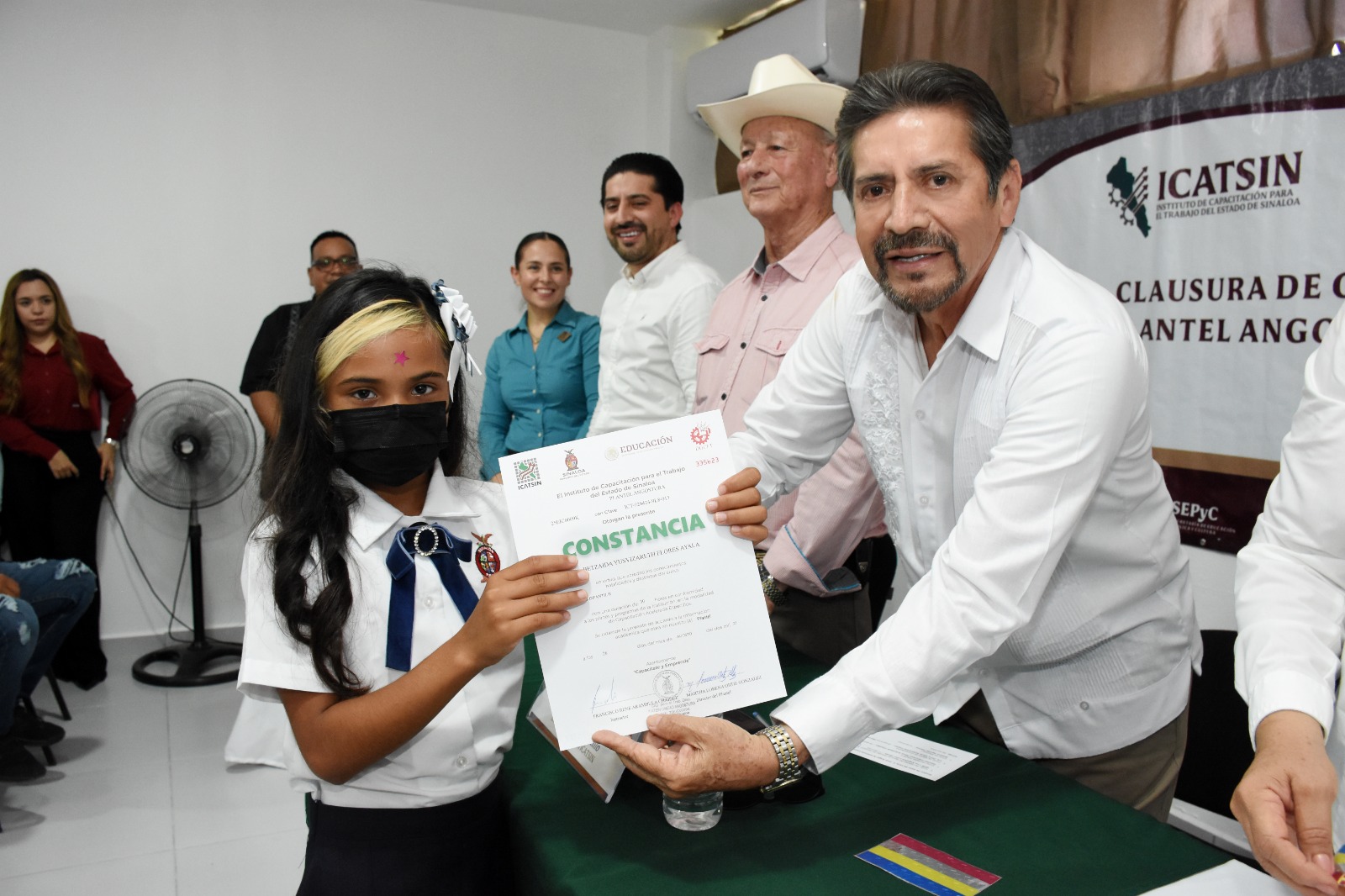 DIRECTOR GENERAL DE ICATSIN CLAUSURA CURSOS EN PLANTEL ANGOSTURA