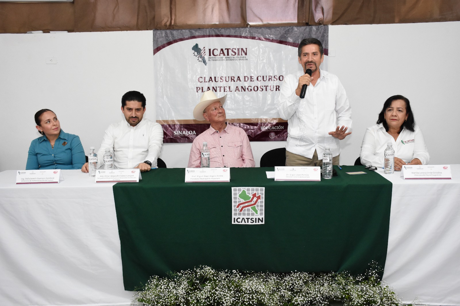 DIRECTOR GENERAL DE ICATSIN CLAUSURA CURSOS EN PLANTEL ANGOSTURA