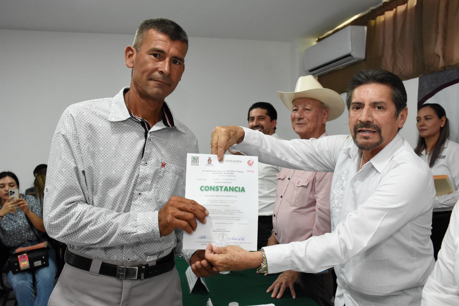 DIRECTOR GENERAL DE ICATSIN CLAUSURA CURSOS EN PLANTEL ANGOSTURA