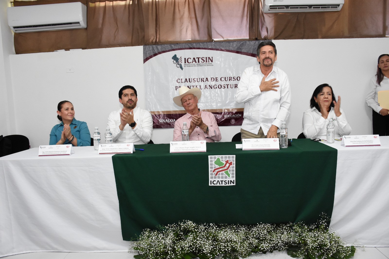 DIRECTOR GENERAL DE ICATSIN CLAUSURA CURSOS EN PLANTEL ANGOSTURA