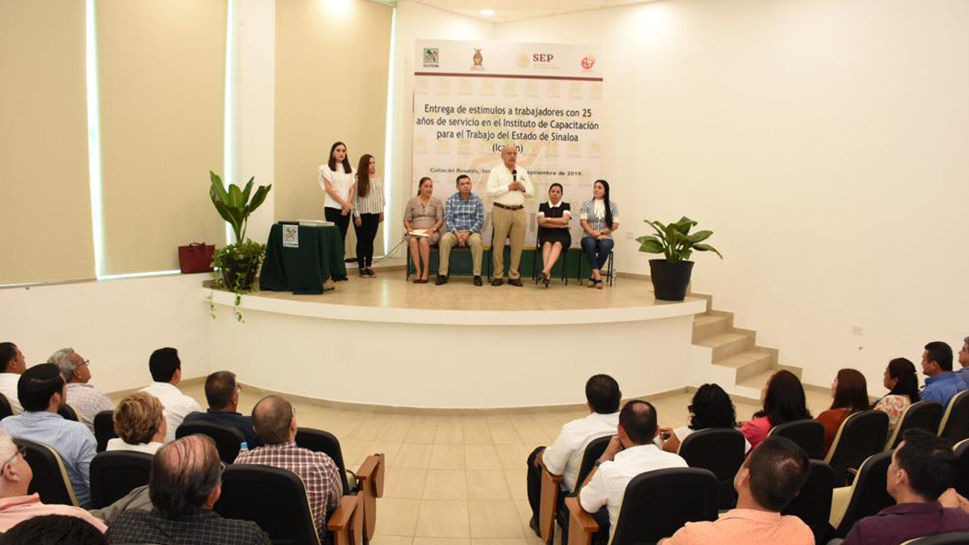 Entrega ICATSIN estímulos a trabajadores con 25 años de servicio al instituto