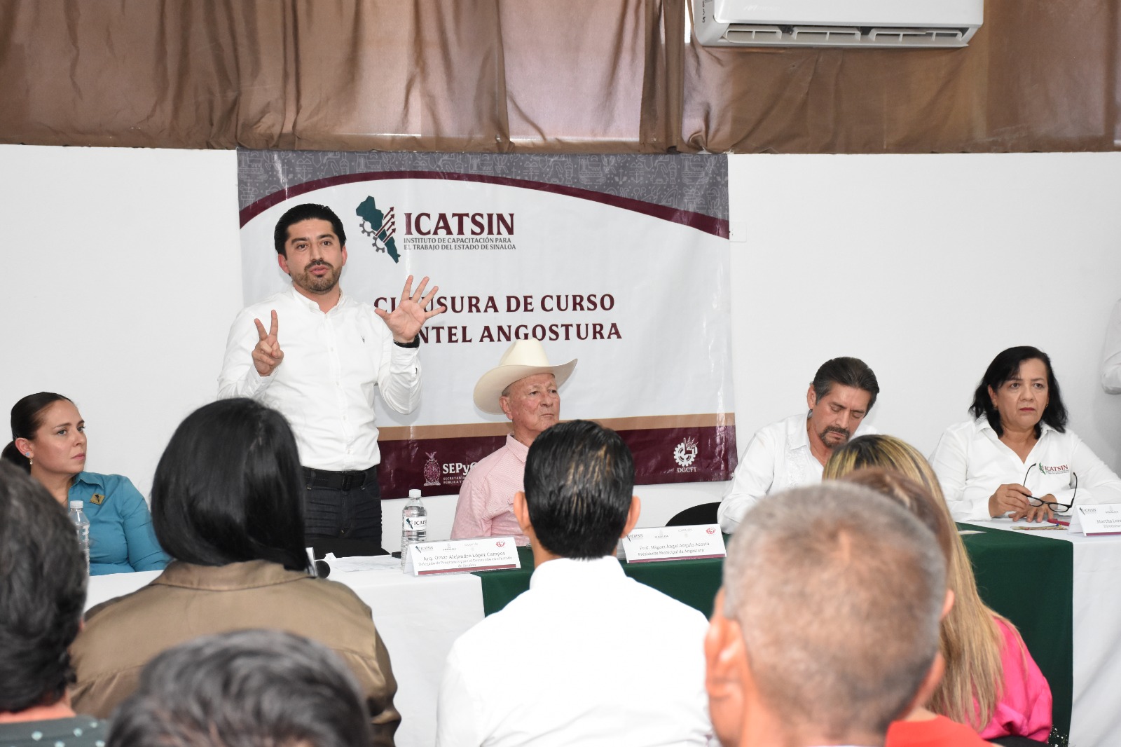 DIRECTOR GENERAL DE ICATSIN CLAUSURA CURSOS EN PLANTEL ANGOSTURA