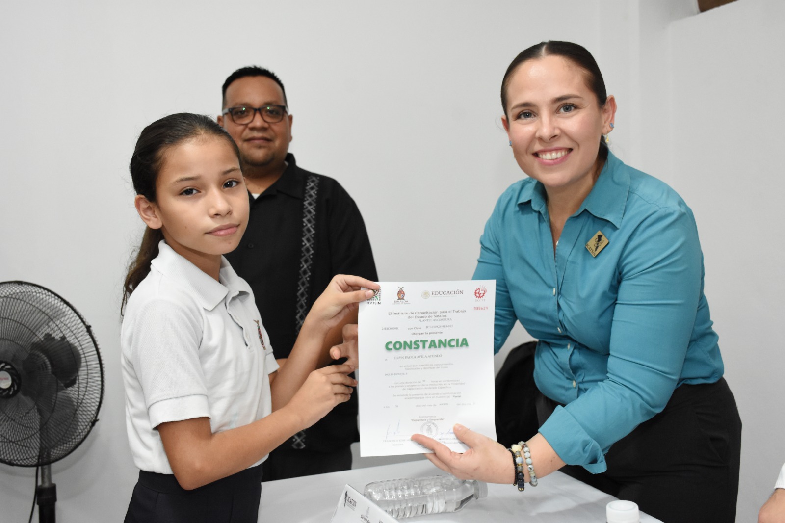 DIRECTOR GENERAL DE ICATSIN CLAUSURA CURSOS EN PLANTEL ANGOSTURA