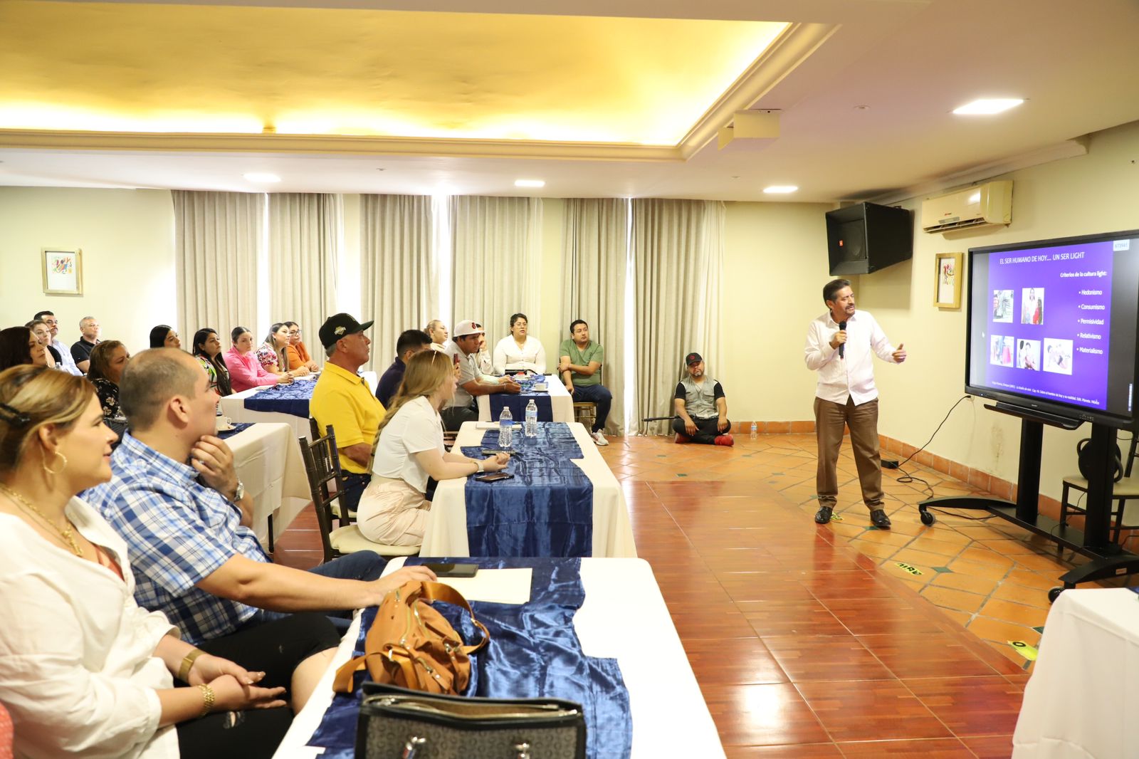 LÓPEZ PORTILLO CAPACITA A PERSONAL DEL AYUNTAMIENTO DE EL FUERTE