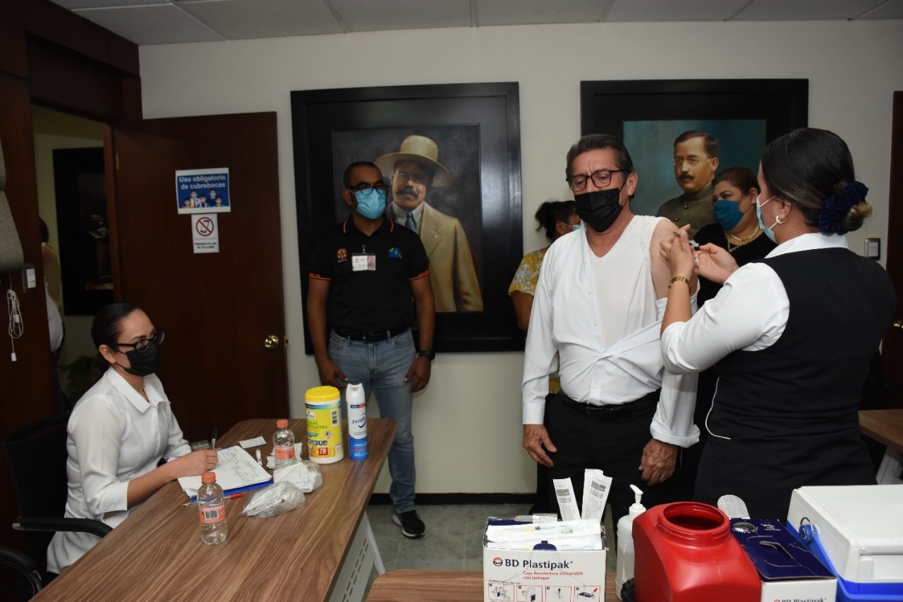 APLICAN DOSIS CONTRA LA INFLUENZA A PERSONAL DE ICATSIN