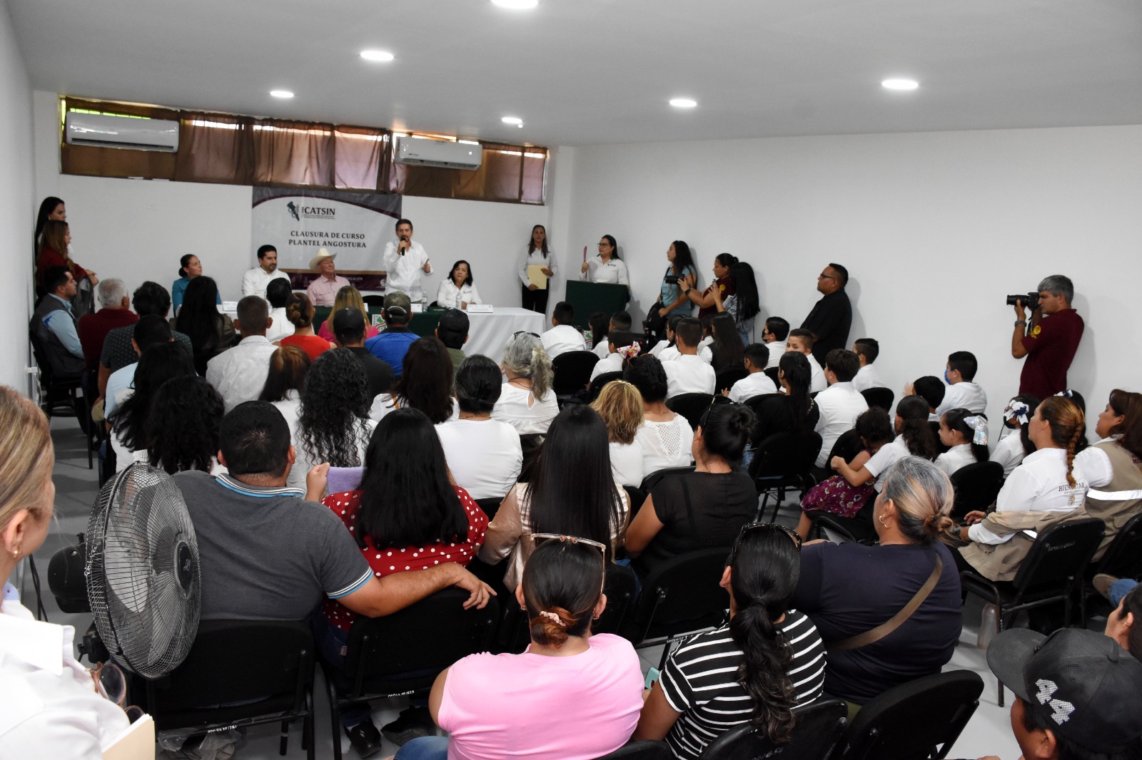 DIRECTOR GENERAL DE ICATSIN CLAUSURA CURSOS EN PLANTEL ANGOSTURA