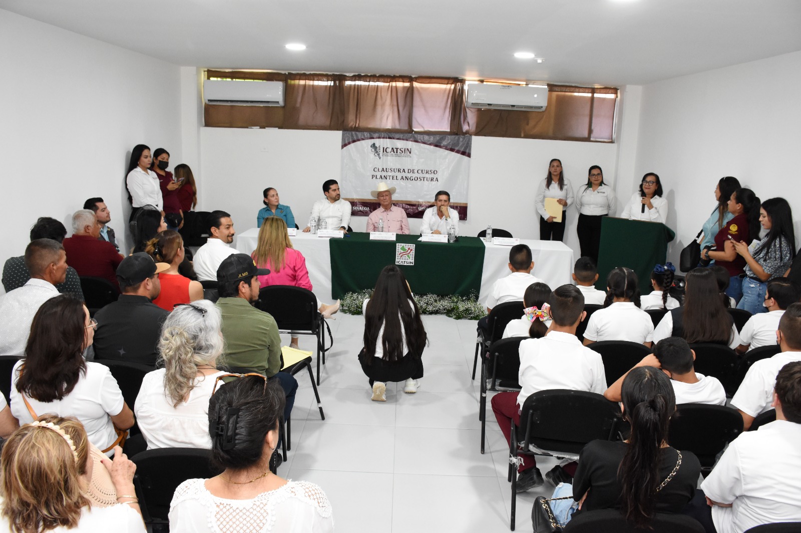 DIRECTOR GENERAL DE ICATSIN CLAUSURA CURSOS EN PLANTEL ANGOSTURA