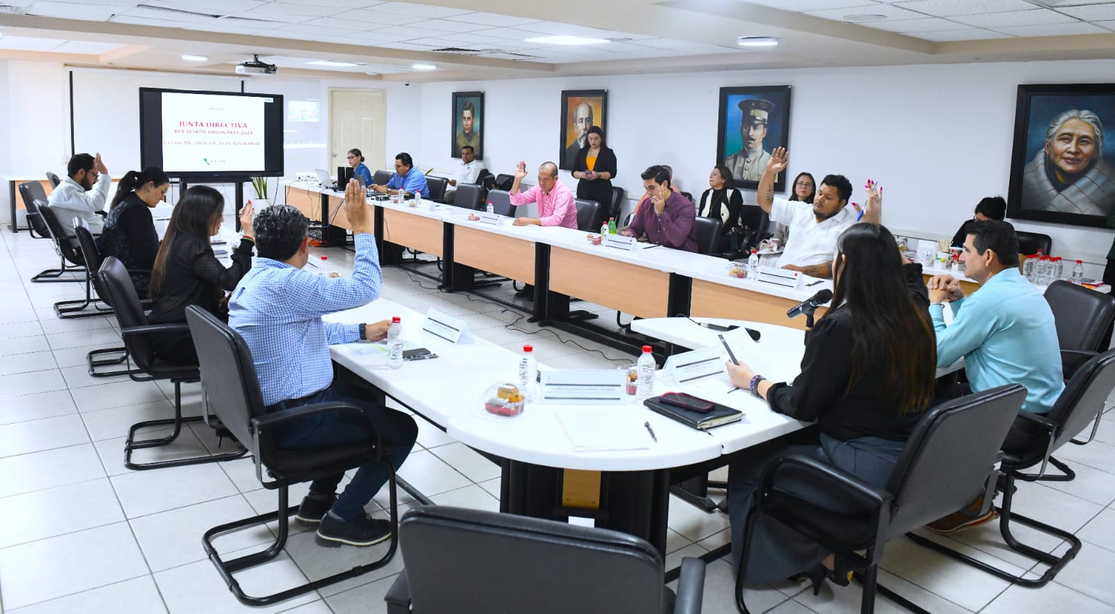 CAMACHO AGUILAR SOSTIENE SESIÓN DE LA H. JUNTA DIRECTIVA DEL ICATSIN